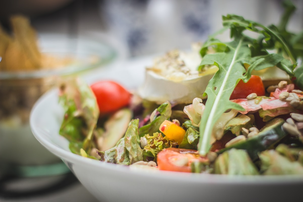 Salad sayuran segar dengan dressing organik